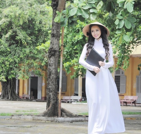 Hoa khôi HSSV Cần Thơ 2015 tinh khôi trong áo dài trắng - 2 Vũ Thanh Tú dịu dàng với nón lá...