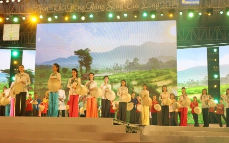 Các thí sinh trong trang phục áo bà ba.