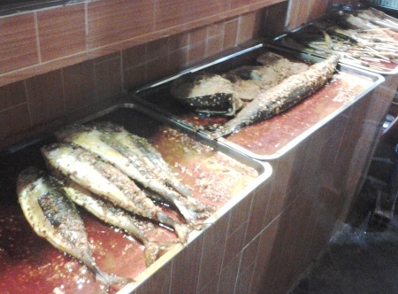 Lai rai hải sản, ngắm biển về đêm ở Phú Quốc - 4 Các loại mực, cá, tôm, ốc...sẵn sàng cho khách lựa chọn.