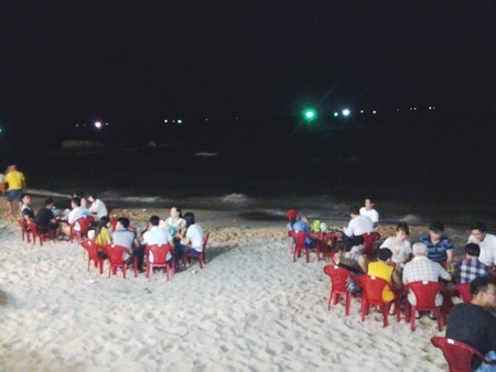 Lai rai hải sản, ngắm biển về đêm ở Phú Quốc - 8 ... hoặc ở dưới bãi cát ngoài trời để có thể vừa ăn uống vừa ngắm biển Phú Quốc về đêm.