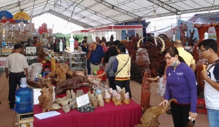 Khai mạc Hội chợ Du lịch ĐBSCL 2015 - 2 Một gian hàng thủ công mỹ nghệ hút khách ngày khai mạc.