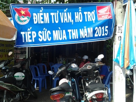 Thí sinh được đưa đi thi bằng xe quân sự - 4 Điểm tư vấn mùa thi tại Bạc Liêu đón thí sinh.