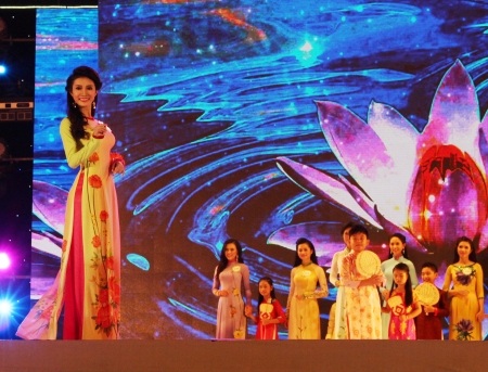 Trình diễn trang phục áo dài.