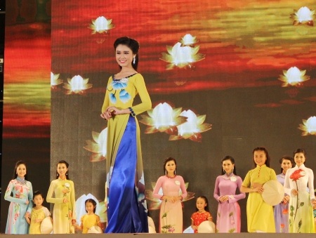 Trình diễn trang phục áo dài.