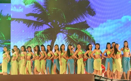 Khoe hình thể đẹp trong trang phục áo tắm.