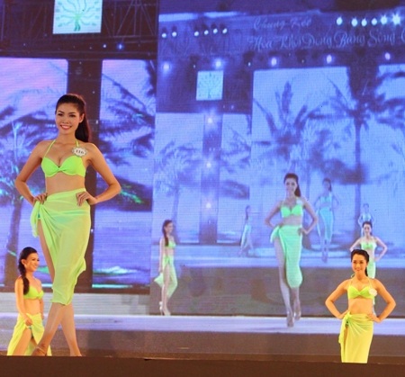 Khoe hình thể đẹp trong trang phục áo tắm.