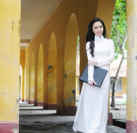 Hoa khôi HSSV Cần Thơ 2015 tinh khôi trong áo dài trắng - 8 ...và dễ thương, tinh khôi trong tà áo dài trắng.