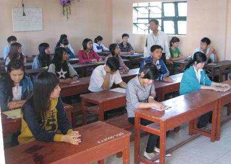 Cán bộ coi thi xuống giữa phòng thi để phổ biến quy chế đến từng thí sinh. (Ảnh: Huỳnh Hải)