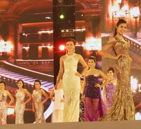 Lộng lẫy trong trang phục dạ hội.