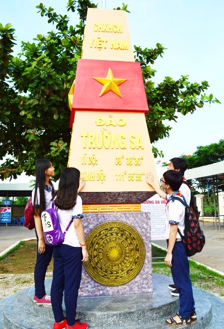 Cột mốc chủ quyền Trường Sa tại Trường THCS Dương Kỳ Hiệp.