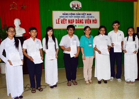 Các học sinh được kết nạp vào Đảng.