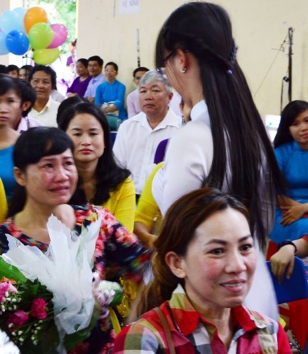 Xúc động ngày lễ tri ân trưởng thành cho học sinh lớp 12
