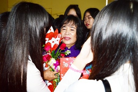 Xúc động ngày lễ tri ân trưởng thành cho học sinh lớp 12