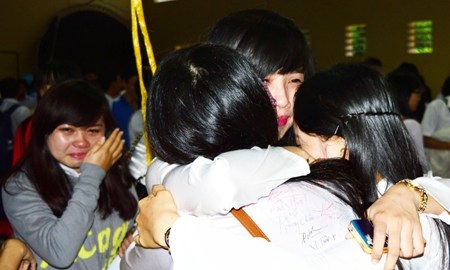 Xúc động ngày lễ tri ân trưởng thành cho học sinh lớp 12