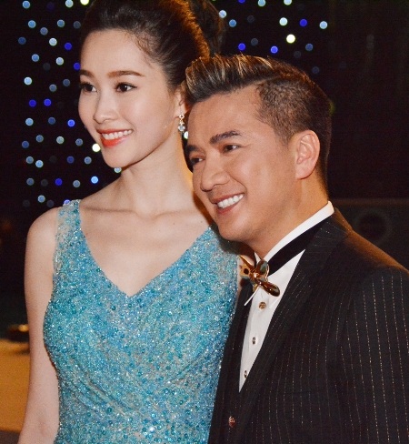 Tươi cười chụp ảnh cùng ca sĩ Đàm Vĩnh Hưng.