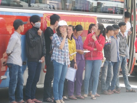 Nhiều hãng vận chuyển đồng hành cùng thí sinh - 1 Thí sinh và phụ huynh trong mùa thi 2014.