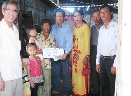 PV Dân trí trao 5 triệu đồng đến gia đình bà Phượng. 