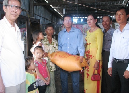 Trao 100kg gạo đến 4 bà cháu bà Phượng.