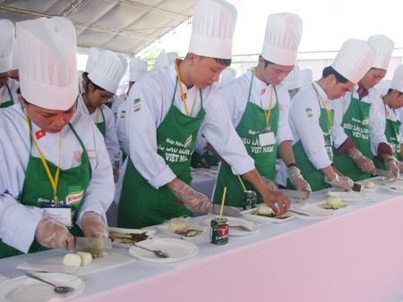 Các đầu bếp làm các nguyên liệu.