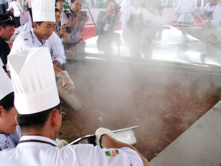 Nhiều nguyên liệu tạo nên nồi lẩu hấp dẫn.