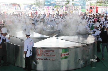 Siêu lẩu lớn nhất Việt Nam thực hiện tại Cần Thơ.