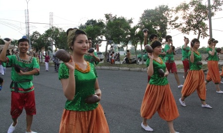 Những cô gái, chàng trai thể hiện điệu múa Khmer Nam Bộ.