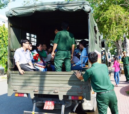 Thí sinh được đưa đi thi bằng xe quân sự - 2 Hỗ trợ đưa thí sinh đi thi bằng xe quân sự.
