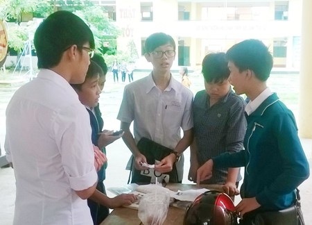 Hôm nay, học sinh Sóc Trăng thi tuyển vào lớp 10 - 1 Thí sinh trao đổi đề sau khi thi môn Ngữ Văn.