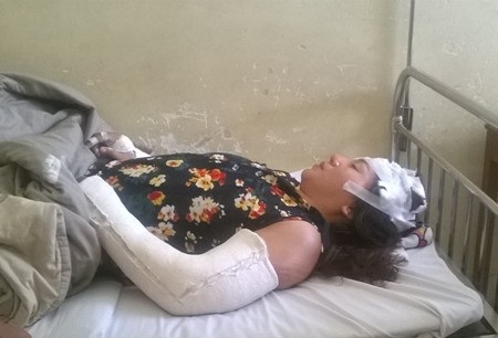 Xô xát với vợ, đánh mẹ vợ tử vong vì dám kêu hàng xóm đến cứu vợ - 1 Chị Thu đang nằm điều trị tại bệnh viện.