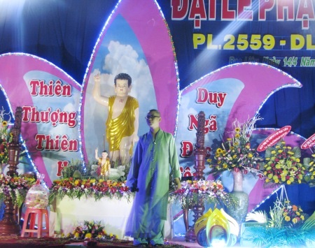 Tăng ni hát mừng ngày Phật Đản.