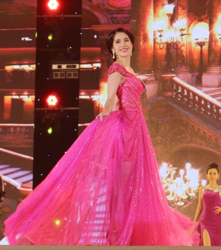 Lộng lẫy trang phục dạ hội.