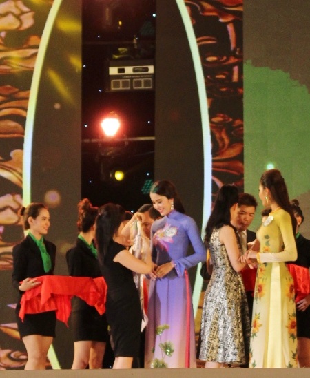 Nhận giải thưởng Người đẹp tài năng.