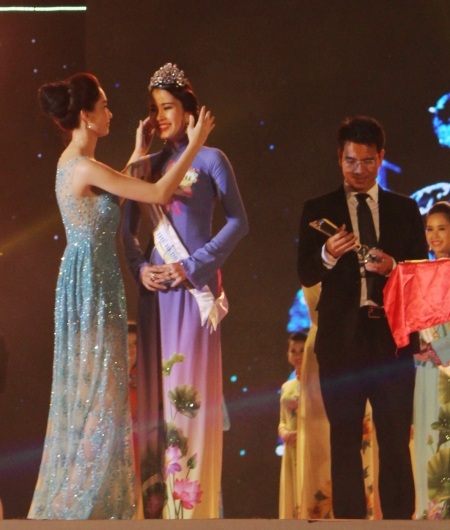 Nhận vương miện Hoa khôi từ Hoa khôi tiền nhiệm Đặng Thu Thảo.