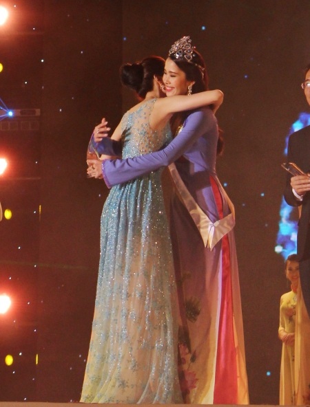 Tân Hoa khôi xúc động trong vòng tay chia vui của mọi người. 