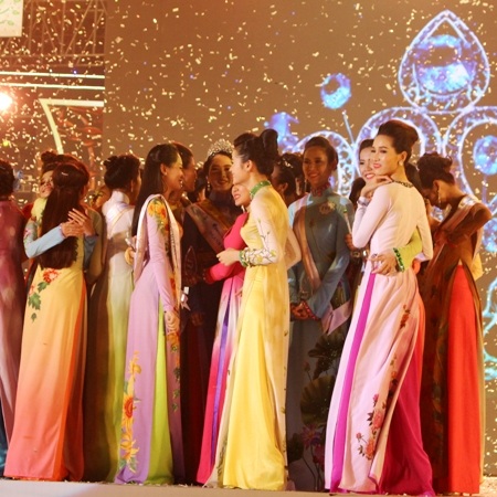 Tân Hoa khôi xúc động trong vòng tay chia vui của mọi người. 