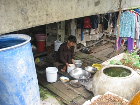 Bà Ngôn với ánh mắt bế tắc chẳng biết làm gì để có tiền chữa bệnh hiểm nghèo cho con.