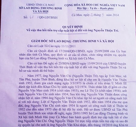 Nguyên Chủ tịch xã khai man để chiếm dụng tiền trợ cấp liệt sĩ - 1 Quyết định thu hồi tiền trợ cấp liệt sĩ đối với ông Nguyễn Thiện Trí.