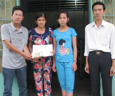 PV Dân trí trao tiền bạn đọc đến gia đình ông Hà Văn Lâm.