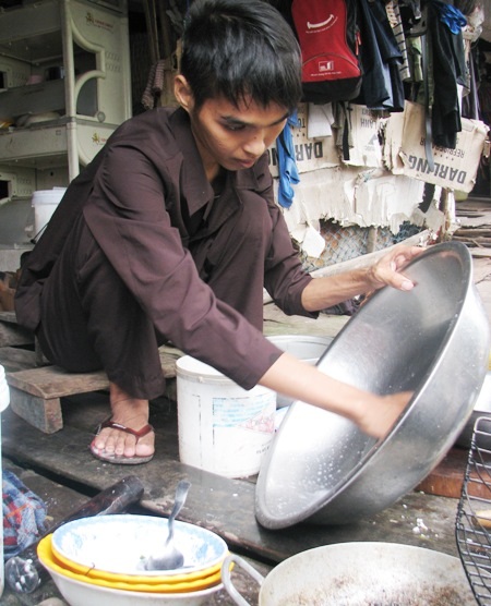 Bà Ngôn với ánh mắt bế tắc chẳng biết làm gì để có tiền chữa bệnh hiểm nghèo cho con.