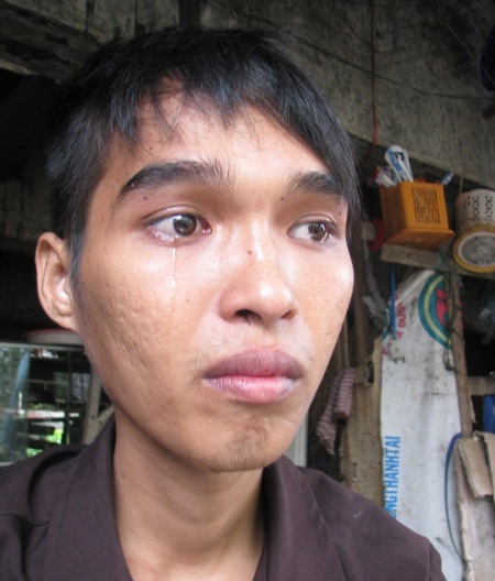 Giọt nước mắt xót xa của chàng trai 23 tuổi với ước mong hết bệnh để kiếm tiền nuôi mẹ và em.