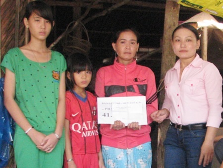 Đại diện UBMTTQ và UBND huyện Đông Hải trao tặng quà cho gia đình chị Thắm.