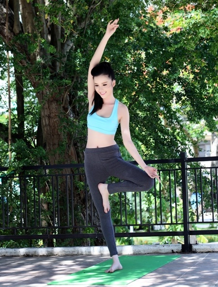 Hoa khôi Huỳnh Thúy Vi khỏe khoắn tập yoga - 9 Huỳnh Thúy Vi khỏe khoắn tập yoga.