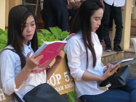 Đến sớm ôn lại bài học. (Ảnh: Huỳnh Hải)