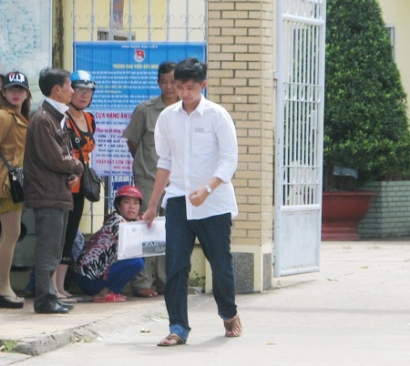 Thí sinh ra sớm với tâm trạng không mấy vui. (Ảnh: Huỳnh Hải)