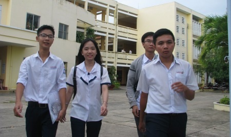 Thí sinh cụm thi Bạc Liêu hoàn thành ngày thi đầu tiên. (Ảnh: Huỳnh Hải)