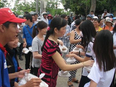 Những suất cơm nghĩa tình của tiểu thương TP Bạc Liêu dành cho thí sinh. (Ảnh: Huỳnh Hải)