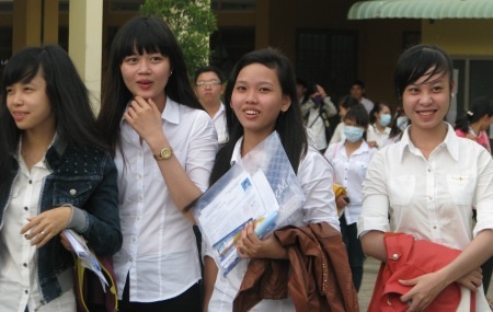 Thí sinh cụm thi Bạc Liêu khá vui sau khi hoàn thành môn Tiếng Anh. (Ảnh: Huỳnh Hải)