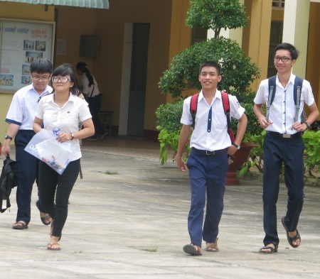 Thí sinh cụm thi Bạc Liêu hoàn thành môn Ngữ Văn. (Ảnh: Huỳnh Hải)