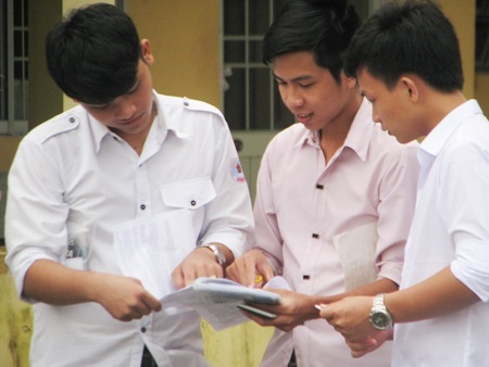 Thí sinh cụm thi Bạc Liêu cùng xem lại đề môn Hóa học sau buổi thi. (Ảnh: Huỳnh Hải)