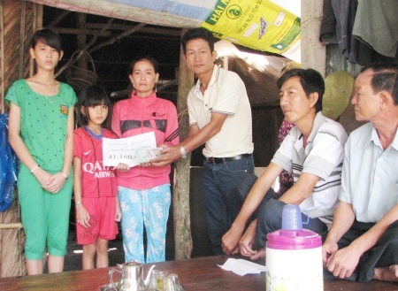 PV Dân trí trao tiền bạn đọc cho 3 mẹ con chị Thắm trước sự chứng kiến của chính quyền địa phương.